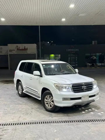 استكشف undefined undefined الصور الخارجية والداخلية. اكتشف جميع جوانب وتفاصيل السيارات.