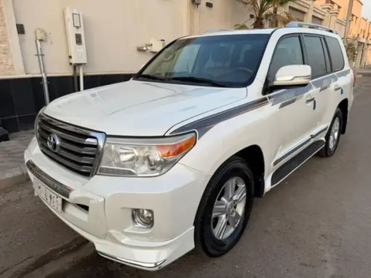 toyota toyota-land-cruiser image Toyota Land Cruiser 2014