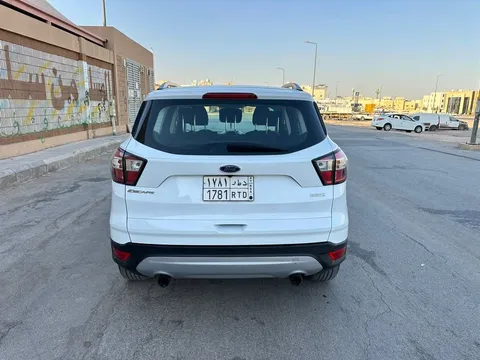 استكشف undefined undefined الصور الخارجية والداخلية. اكتشف جميع جوانب وتفاصيل السيارات.
