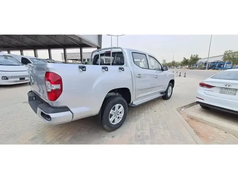 استكشف undefined undefined الصور الخارجية والداخلية. اكتشف جميع جوانب وتفاصيل السيارات.