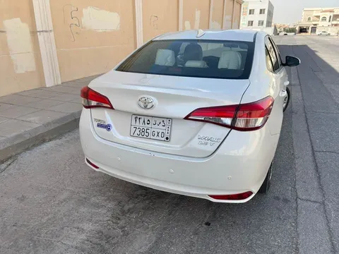 استكشف undefined undefined الصور الخارجية والداخلية. اكتشف جميع جوانب وتفاصيل السيارات.