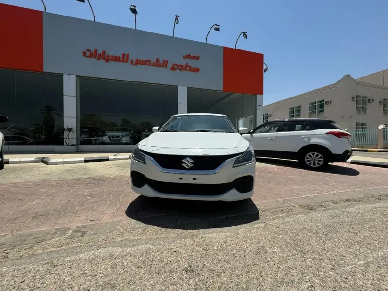 استكشف undefined undefined الصور الخارجية والداخلية. اكتشف جميع جوانب وتفاصيل السيارات.