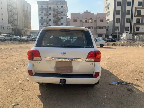 استكشف undefined undefined الصور الخارجية والداخلية. اكتشف جميع جوانب وتفاصيل السيارات.