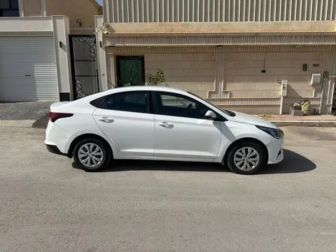 استكشف undefined undefined الصور الخارجية والداخلية. اكتشف جميع جوانب وتفاصيل السيارات.