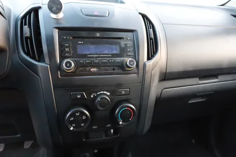 Isuzu D-MAX 2.5D Double Cab 4WD M/T 2020