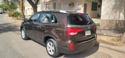 استكشف undefined undefined الصور الخارجية والداخلية. اكتشف جميع جوانب وتفاصيل السيارات.