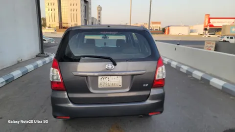 استكشف undefined undefined الصور الخارجية والداخلية. اكتشف جميع جوانب وتفاصيل السيارات.