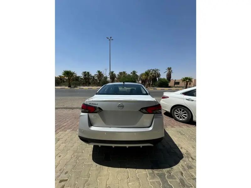 استكشف undefined undefined الصور الخارجية والداخلية. اكتشف جميع جوانب وتفاصيل السيارات.