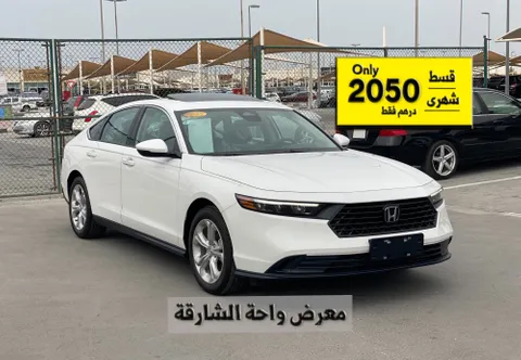 استكشف undefined undefined الصور الخارجية والداخلية. اكتشف جميع جوانب وتفاصيل السيارات.