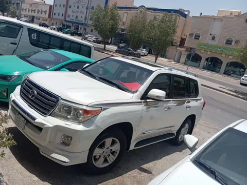 استكشف undefined undefined الصور الخارجية والداخلية. اكتشف جميع جوانب وتفاصيل السيارات.