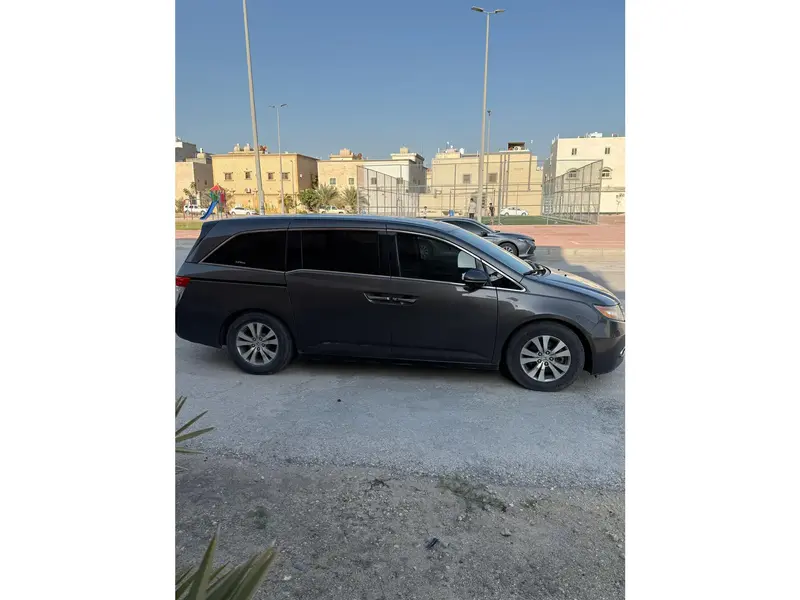 استكشف undefined undefined الصور الخارجية والداخلية. اكتشف جميع جوانب وتفاصيل السيارات.