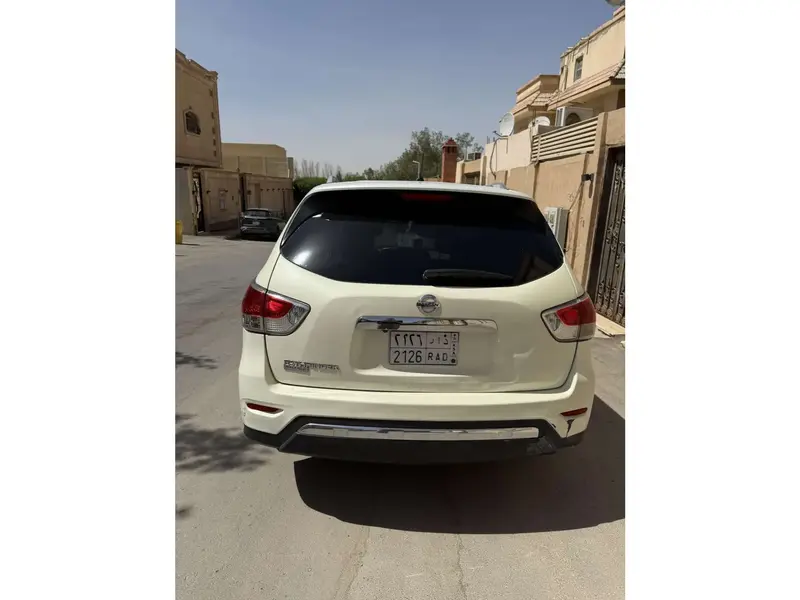 استكشف undefined undefined الصور الخارجية والداخلية. اكتشف جميع جوانب وتفاصيل السيارات.