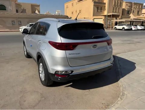 استكشف undefined undefined الصور الخارجية والداخلية. اكتشف جميع جوانب وتفاصيل السيارات.