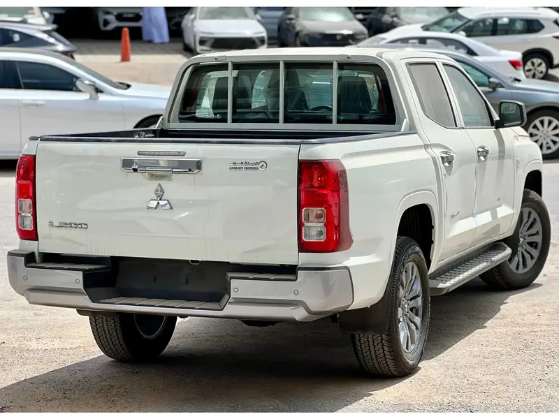 Discover undefined undefined Exterior Interior Images.Find all aspects and details of cars.