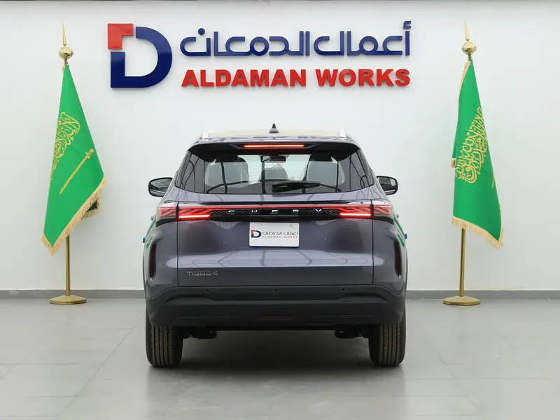 استكشف undefined undefined الصور الخارجية والداخلية. اكتشف جميع جوانب وتفاصيل السيارات.