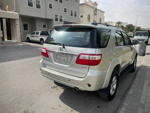استكشف undefined undefined الصور الخارجية والداخلية. اكتشف جميع جوانب وتفاصيل السيارات.