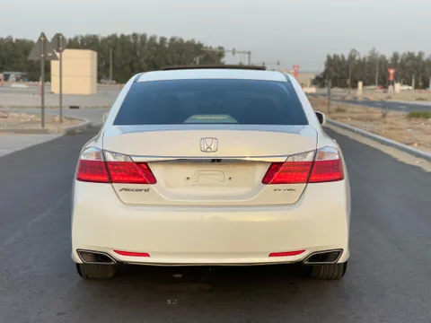 استكشف undefined undefined الصور الخارجية والداخلية. اكتشف جميع جوانب وتفاصيل السيارات.