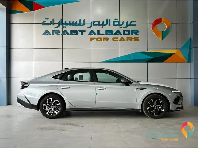 استكشف undefined undefined الصور الخارجية والداخلية. اكتشف جميع جوانب وتفاصيل السيارات.
