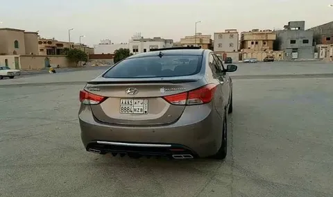 استكشف undefined undefined الصور الخارجية والداخلية. اكتشف جميع جوانب وتفاصيل السيارات.