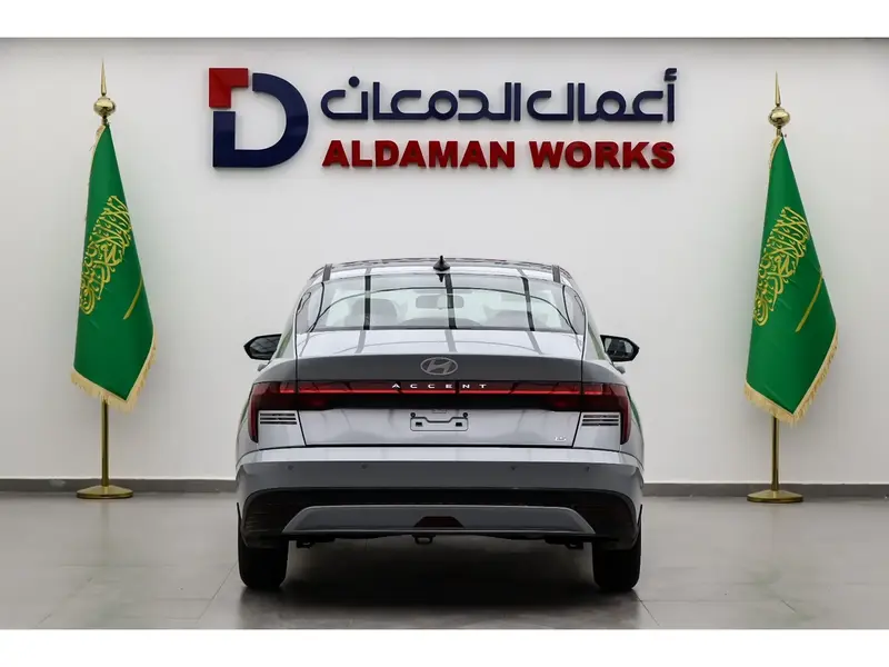 استكشف undefined undefined الصور الخارجية والداخلية. اكتشف جميع جوانب وتفاصيل السيارات.