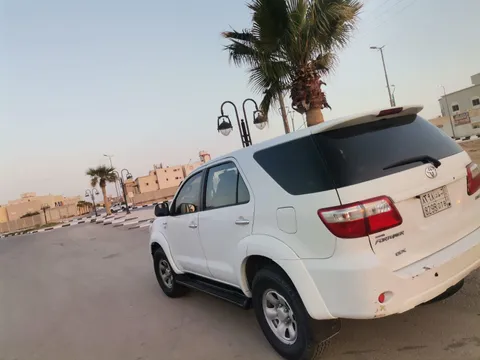 استكشف undefined undefined الصور الخارجية والداخلية. اكتشف جميع جوانب وتفاصيل السيارات.