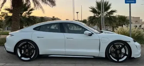 استكشف undefined undefined الصور الخارجية والداخلية. اكتشف جميع جوانب وتفاصيل السيارات.
