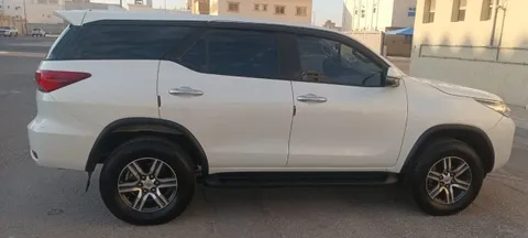 استكشف undefined undefined الصور الخارجية والداخلية. اكتشف جميع جوانب وتفاصيل السيارات.
