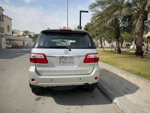 استكشف undefined undefined الصور الخارجية والداخلية. اكتشف جميع جوانب وتفاصيل السيارات.
