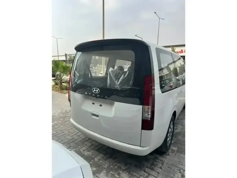 استكشف undefined undefined الصور الخارجية والداخلية. اكتشف جميع جوانب وتفاصيل السيارات.