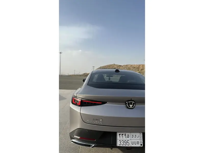 استكشف undefined undefined الصور الخارجية والداخلية. اكتشف جميع جوانب وتفاصيل السيارات.