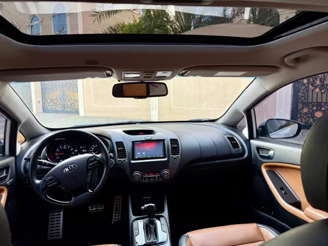 استكشف undefined undefined الصور الخارجية والداخلية. اكتشف جميع جوانب وتفاصيل السيارات.