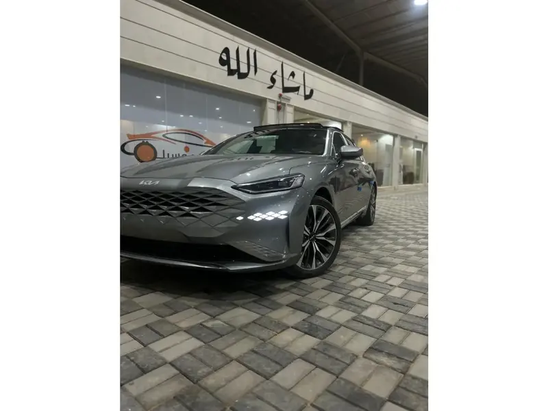 استكشف undefined undefined الصور الخارجية والداخلية. اكتشف جميع جوانب وتفاصيل السيارات.