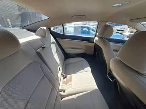 استكشف undefined undefined الصور الخارجية والداخلية. اكتشف جميع جوانب وتفاصيل السيارات.