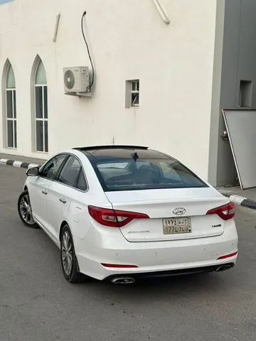 استكشف undefined undefined الصور الخارجية والداخلية. اكتشف جميع جوانب وتفاصيل السيارات.