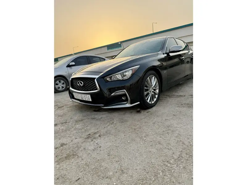 استكشف undefined undefined الصور الخارجية والداخلية. اكتشف جميع جوانب وتفاصيل السيارات.
