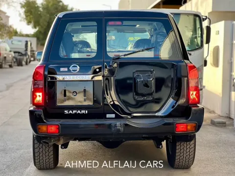 استكشف undefined undefined الصور الخارجية والداخلية. اكتشف جميع جوانب وتفاصيل السيارات.