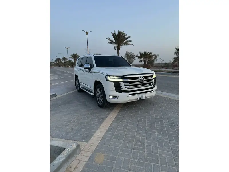 استكشف undefined undefined الصور الخارجية والداخلية. اكتشف جميع جوانب وتفاصيل السيارات.