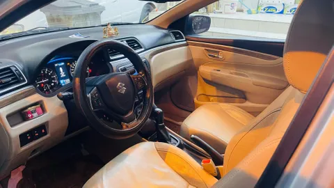 استكشف undefined undefined الصور الخارجية والداخلية. اكتشف جميع جوانب وتفاصيل السيارات.
