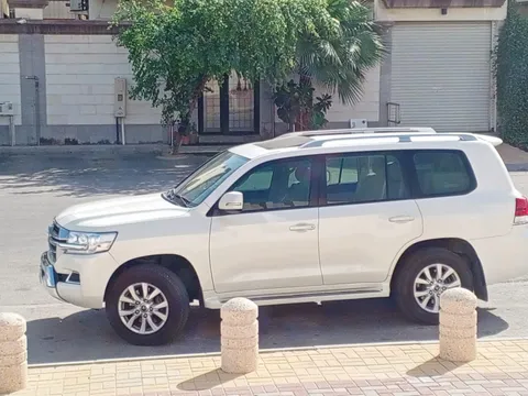 استكشف undefined undefined الصور الخارجية والداخلية. اكتشف جميع جوانب وتفاصيل السيارات.