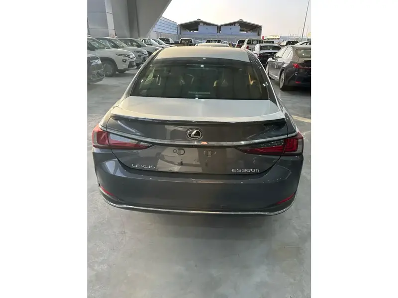 Lexus ES 2025