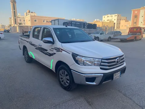 استكشف undefined undefined الصور الخارجية والداخلية. اكتشف جميع جوانب وتفاصيل السيارات.