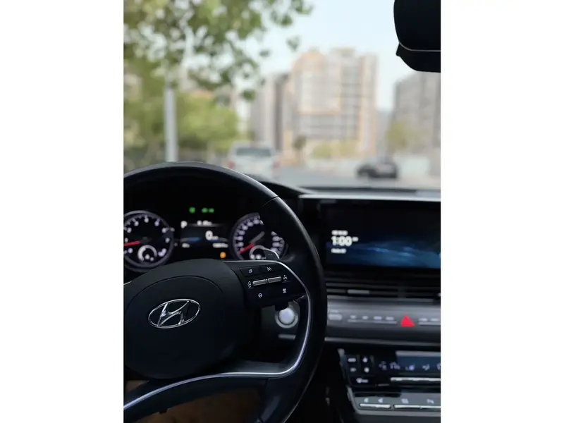 استكشف undefined undefined الصور الخارجية والداخلية. اكتشف جميع جوانب وتفاصيل السيارات.