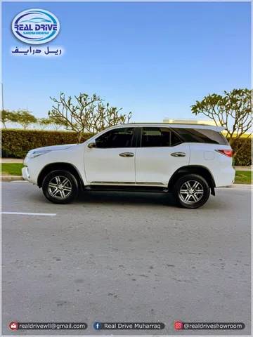 استكشف undefined undefined الصور الخارجية والداخلية. اكتشف جميع جوانب وتفاصيل السيارات.