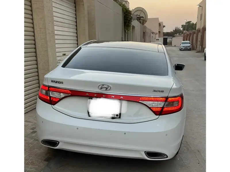 استكشف undefined undefined الصور الخارجية والداخلية. اكتشف جميع جوانب وتفاصيل السيارات.