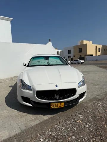 استكشف undefined undefined الصور الخارجية والداخلية. اكتشف جميع جوانب وتفاصيل السيارات.