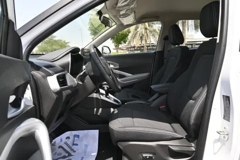 استكشف undefined undefined الصور الخارجية والداخلية. اكتشف جميع جوانب وتفاصيل السيارات.