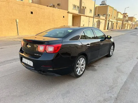 استكشف undefined undefined الصور الخارجية والداخلية. اكتشف جميع جوانب وتفاصيل السيارات.