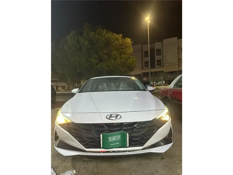 استكشف undefined undefined الصور الخارجية والداخلية. اكتشف جميع جوانب وتفاصيل السيارات.