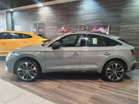 Discover undefined undefined Exterior Interior Images.Find all aspects and details of cars.