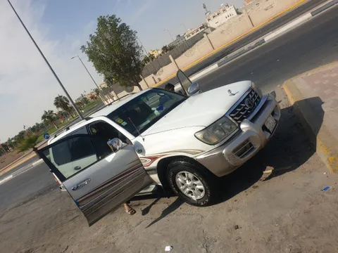 استكشف undefined undefined الصور الخارجية والداخلية. اكتشف جميع جوانب وتفاصيل السيارات.